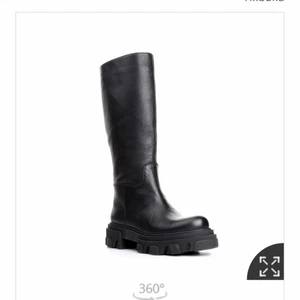 Säljer nu mina cobbler boots! - Säljer mina helt nyinköpta svarta cobbler boots perfekta inför hösten, använt max 2 gånger. Kan skicka fler bilder! Nypris 1900:-