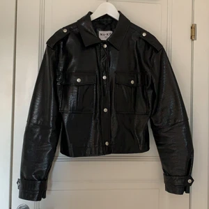 Short Buttoned Reptile PU jacket  - Säljer denna slutsålda jacka från Nakd i storlek 36 som är i nyskick, Köparen står för frakten!! 💕 Nypris är 700 ⭐️