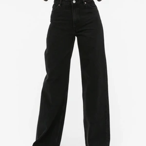 Yoko Jeans - Säljer ett par helt oanvända yoko jeans från monki! Superfina på :) Kontakta mig ifall du har fler frågor! Köpare står för frakt :)