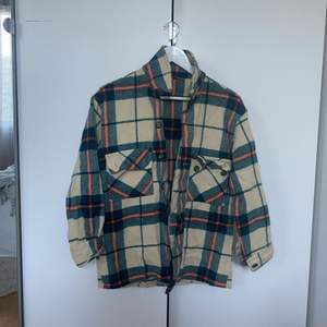Varm flanellskjorta/ jacka köpt second hand i Kanada. One size