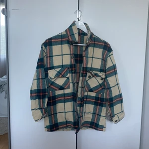 Flanell skjorta - Varm flanellskjorta/ jacka köpt second hand i Kanada. One size