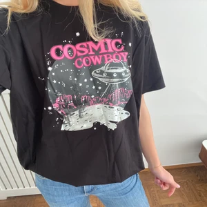 T-shirt från Loavies  - T-shirt från Loavies som är oanvänd med prislappen kvar. 