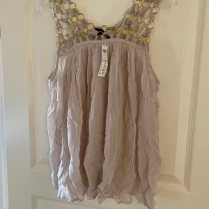 Linne topp från Lindex - Oanvänd topp/linne från Lindex. Lite skrynklig efter att ha glömts bort längst bak i garderoben🙈 Storlek small med prislappen kvar, nypris 399:-