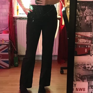 Kostymbyxor från na-kd - Fina kostymbyxor från na-kd x Misslisibell. De är i storlek 36 och går precis ner till fötterna på mig som är ca 173 cm lång. Priset kan diskuteras! 