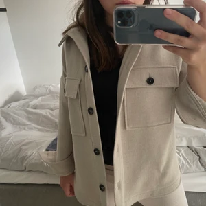 Beige kappa - Säljer en så fin beige kappa från zara i storlek xs/s✨🤎 köparen står för frakt!