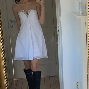 Klänning - Såå fin klänning som tyvärr är för stor för mig! Köparen står för frakt på 66