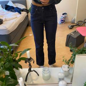 Ett par jättefina mörkblåa vintage jeans i storlek 14 us, sitter som en 34 eller en 25