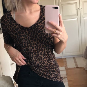 Linne t-shirt - Cool t-shirt med leopard print, 100% linne. Storlek XL men är själv en xs som referens. V-ringad med bra skick.🐆 Pris diskuteras, kom privat högsta bud gäller och köparen står för frakt💞