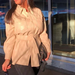 Skinnjacka - Beige skinnjacka från Zara. Endast använd vid ett tillfälle Storlek S men passar även M. Nypris 500kr, mitt pris 150kr. OBS denna jacka finns ej kvar på zara då den är köpt från deras förra kollektion.