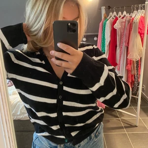 Randig tröja - Säljer denna fina randiga tröja som är köpt secondhand. Jag har använt den en del men skulle säga att den är i väldigt bra skick! Tröjan är snygg och trendig nu till hösten/vintern 🖤⚡️⚡️😍😍