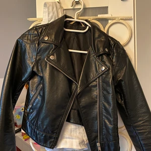 Skinnjacka  - Säljer min superfina men dock aningen för liten skinnjacka. Den är i barnstorlek men passar xs och möjligen s också