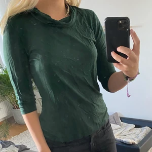 Mörkgrön tröja - Mörkgrön tröja med trekvarts-ärmar i världens mjukaste material. Super skön och i nyskick (förutom att den är skrynklig). Strl S