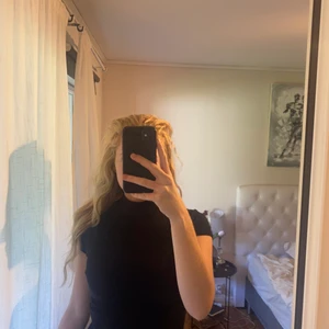 Svart polo top - Jättebra basic plagg! Svart lite croppad polo t-shirt i skönt och stretchigt material. Bra skick🤍 