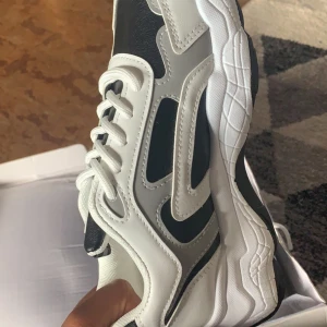 Storlek 36 - Helt nya skor fick hem dom idag. Säljer pga av för små för mig det är en liten 36 men de är aldrig andvända