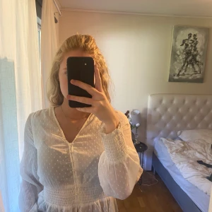 Vit blus  - Lite genomskinlig vit blus från BIK BOK. Superfint med en fin bh under eller linne. Bra skick 🤍