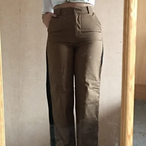 Fina kostym byxor - Bruna kostymbyxor med svarta ränder vid sidorna. 