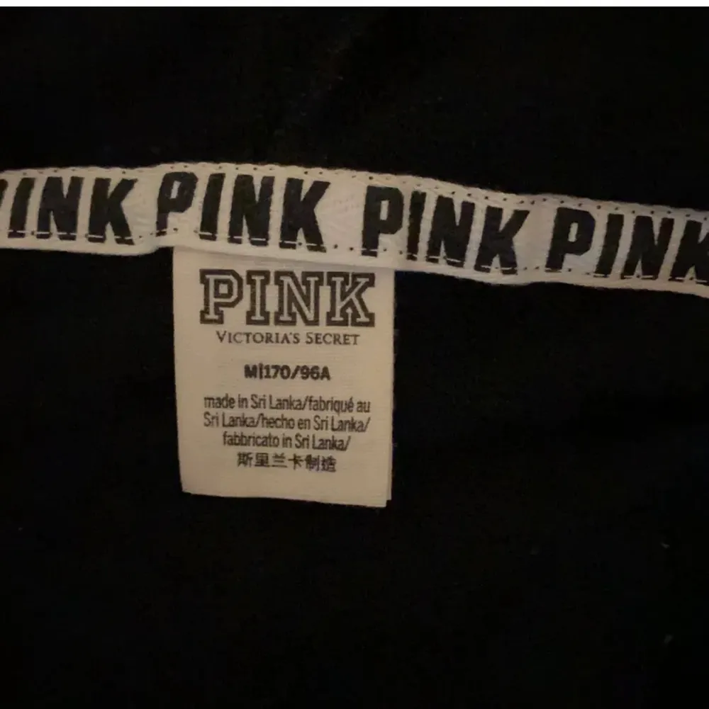 Svart hoodie från pink Victoria’s secret i storlek M (skulle säga att det är en S). Fin kvalité och inte sliten! 💜Buda i kommentarerna💜. Hoodies.
