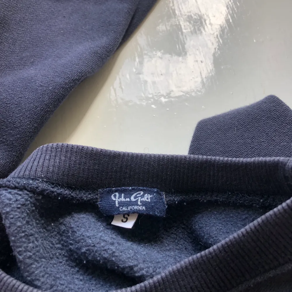 Säljer denna mörkblåa sweatshirt från BrandyMelville i storlek small! Jag är vanligtvis medium så fungerar som även det! Inga defekter! 💙. Hoodies.
