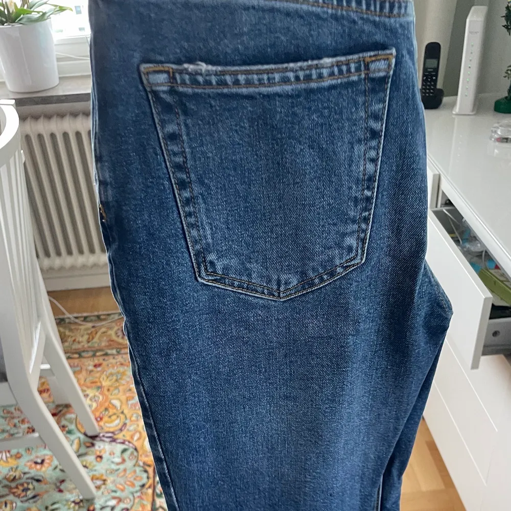 Blå jeans med slits från Free People.  De är skinmy med lite flare längst ner.  De är långa på mig som är 163, jag tror att de passar storlek 24-26 . Jeans & Byxor.