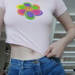 Blom tröja - Jätte fin råsa tröja med blom tryk på🌺🏵️💮🌸💐🌻🌼trycket är lite förstört men jag tycker att det bara gör att tröjan blir ännu snyggare