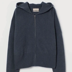 Hm tröja - HINNER INTE SVARA ALLA!! HAR ÖVER 100 MEDDELANDEN! Säljer min fina tröja från hm! Så skön och fina! Slut såld och populär! Cashmere! Om flera är intresserade blir det budgivning!