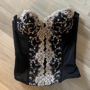 Korsett-topp  - Så fin men tyvärr förstor för mig i bysten, står inte storlek men skulle tippa på ca 75C