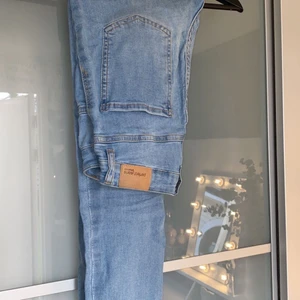 Från Gina Tricot i storlek M - Dessa byxorna är använda några få gånger men i fint skick. Lite långa men väldigt strechiga. 