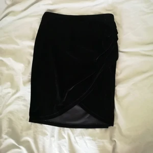 Sammetskjol strl S - Fin sammetskjol från Gina Tricot. Ca 66cm i midjan, men den har resår så är stretchig och 48cm lång. Syns inte så bra på bilden men den är ruched i sidorna, vilket ger fin form. Toppen är också till salu, se i profil. 