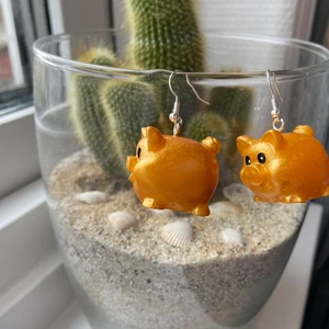 Guld gris örhängen  - Örhängen med guld grisar😍