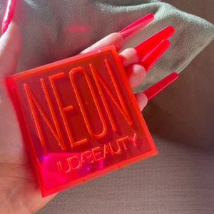 Huda beauty neon  - Använd fåtal gånger med rengjorda borstar!