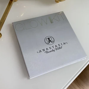 Highlighter från Anastasia  - Highlighter från Anastasia, nypris 595kr! Lite använd men finns mycket produkt kvar! ✨