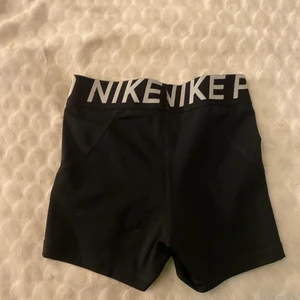 Nike träningsbyxor  - Lite försmå för mig men sjukt sköna att träna i 🥰 Bara testade en gång på gymmet men kände att dem var för tighta för mig.