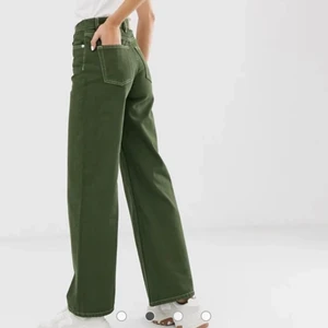 Gröna Yoko jeans! - Säljer dessa slutsålda gröna Yoko jeans från Monki i strl 27!❤️ Används tyvärr inte tillräckligt mycket. Uppsydda några cm för att passa mig som är 167 cm lång! Kan mötas upp i Stockholm eller så står köparen för frakt🥰