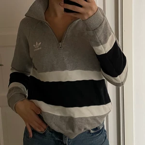 Adidas tröja - I fint skick. Köpt från Zalando för ett par år sen. Storlek 34. Jag är 170 cm för referens.