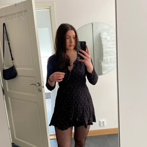 Klänning  - En såååå fin klänning som jag tyvärr måste sälja då den blivit för liten, budgivning om fler är intresserade, köpare står för frakt, passar 34/36