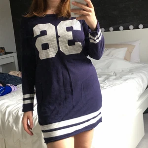 Lång tröja H&M  - En mörkblå tröja från h&m i storlek 36. Superfint skick! 🤍