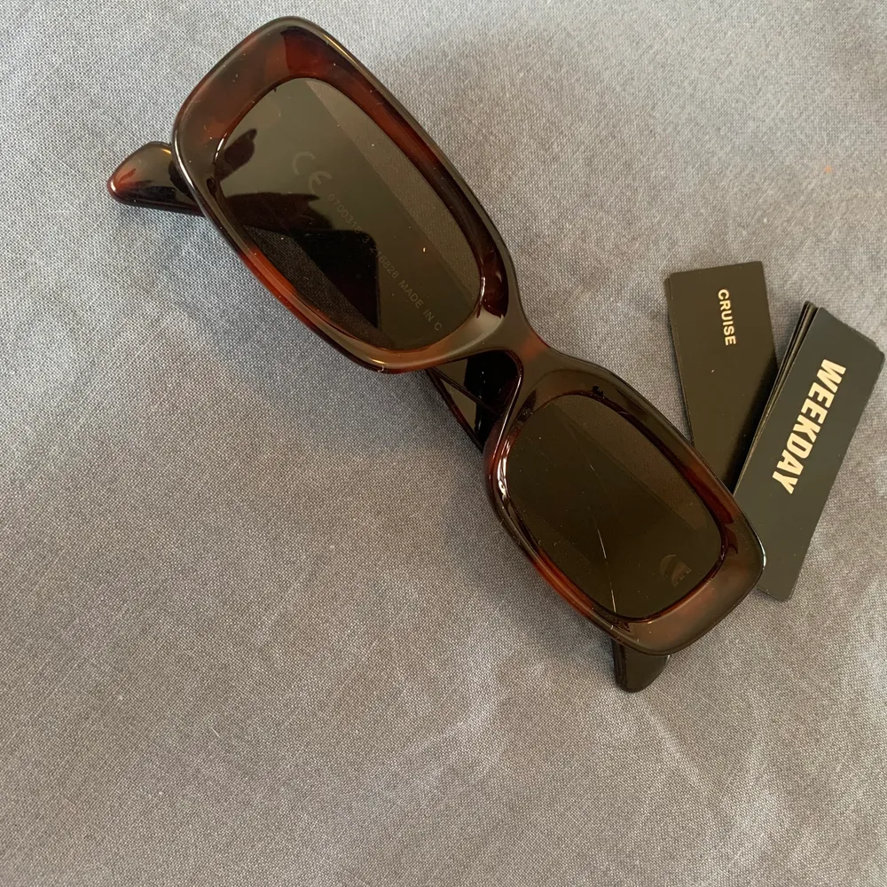 Sjukt snygga solglasögon från weekday, råkade beställa dubbelt av dom därför jag säljer🤍. Accessoarer.