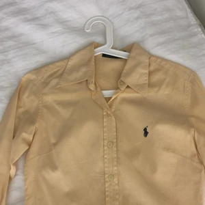 Ralph Lauren skjorta  - Fin skjorta i gul, använd 1 gång så i väldigt fint skick. Frakten är gratis 🤍