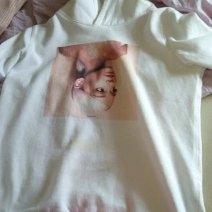 Ariana Grande tröja  - Ariana Grande merch från hm som jag växt ifrån. Står i tröjan storlek "170" original priset var 199.