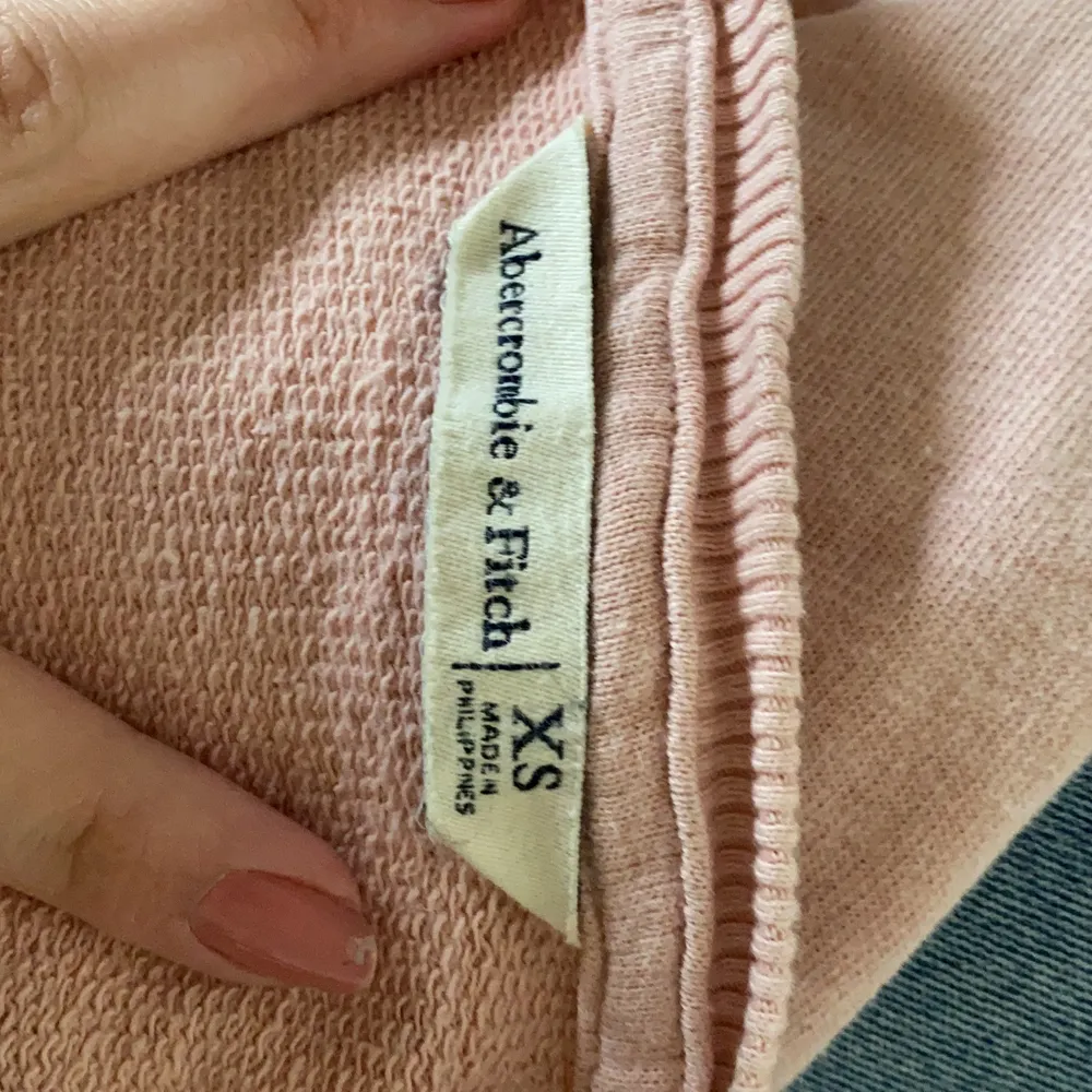 En ”gammaldags” rosa färgad collegetröja från A&F💖 fint skick, köptes i deras butik i Danmark! Sååå fin till sommaren, med en vit kjol och ett par sneakers😩💗🙈 Pris kan diskuteras!. Tröjor & Koftor.