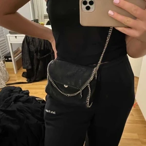 Äkta Stella MCcartney  - Svin snygg äkta Stella MCCartney väska. Använt ett fåtal gånger därav som nyskick.🥰 Modell: falabella small shoulder bag. PRIS - kan diskuteras!