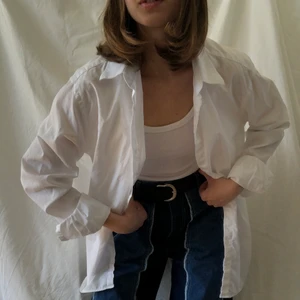 Oversized skjorta - Oversized vit skjorta som jag fått, aldrig använt. Stor i storleken så passar XS-L beroende på hur man vill att den sitter🕺