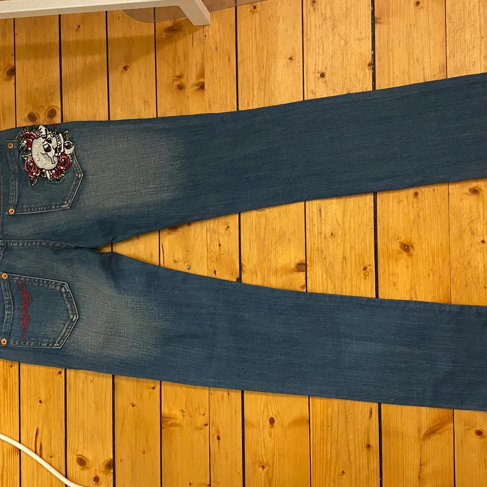 Så himla fina lowwaist ed hardy jeans jag köpt på sellpy som tyvärr var för små, perfekt skick. Jeans & Byxor.