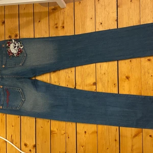 Lowwaist ed hardy jeans - Så himla fina lowwaist ed hardy jeans jag köpt på sellpy som tyvärr var för små, perfekt skick