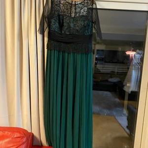 Klänning  - Säljer denna fina klänningen som inte används 