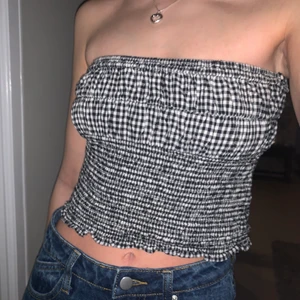 Rutig tubtopp  - Säljer denna rutiga tubtopp från zara i storlek S. I bra skick. Sann till storlek. 