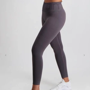Aim tights 💜 - Säljer mina Aim tights. Använd någon gång. Kommer inte visa hur dom ser ut på för dom sitter inte bra på mig. Ni kan kolla recensioner/bilder på deras hemsida CONCRETE ATTENTION SEAMLESS TIGHTS 😇