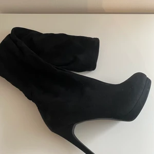 Nly by Nelly lårhöga stövlar - Helt nya, oanvända lårhöga stövlar från Nelly. Storlek 40