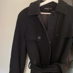 Svart kappa  - Så snygg svart kappa med detaljer vid bröstet