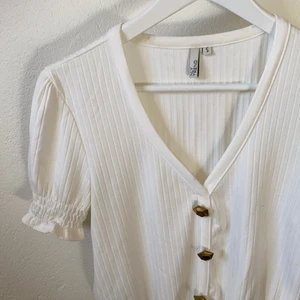 Vit sommarblus - Så fin nu till sommaren